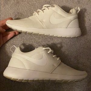 women’s size 7 nike roshe